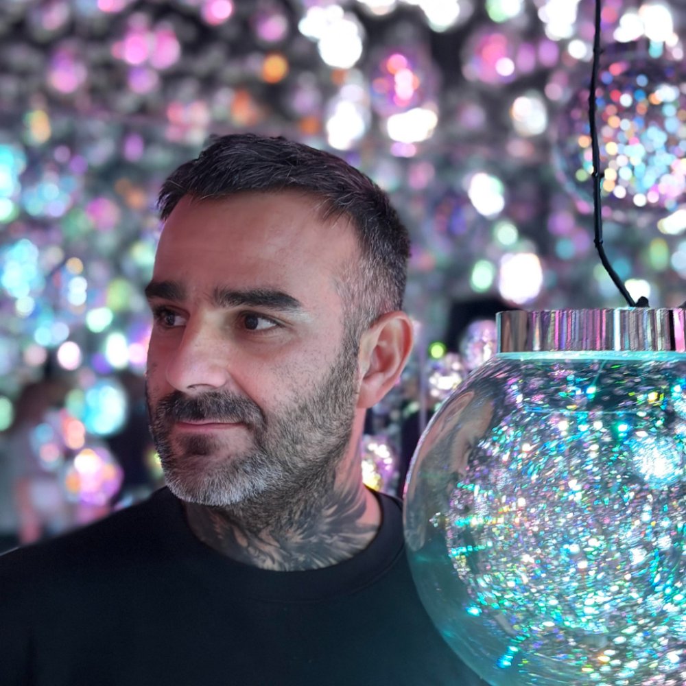 Portrait of Julien Jimenez, founder of Framepickr